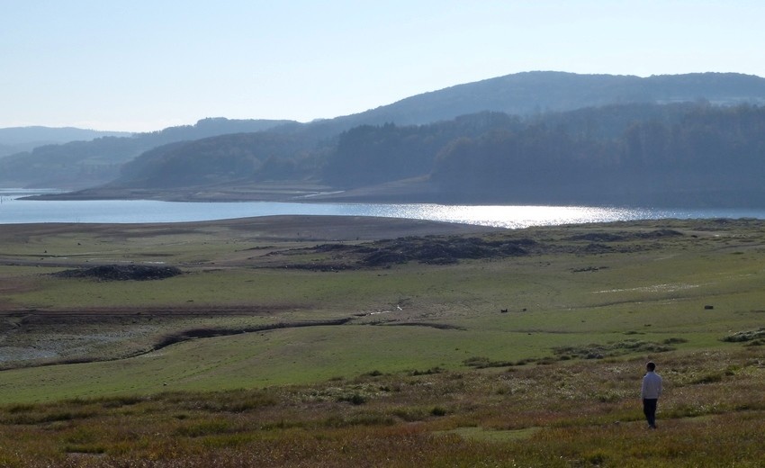 Lac de Pannecière dans le Morvan