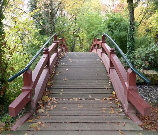 Pont rouge de l'île de Versailles