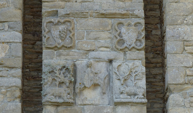 Ecussons au-dessus de la porte principale du château