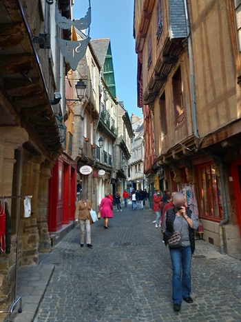 Rue Saint-Salomon dans le centre historique